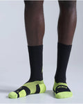 2XU Unisex's Vectr Light Cushion Crew Socks - Black/Volt