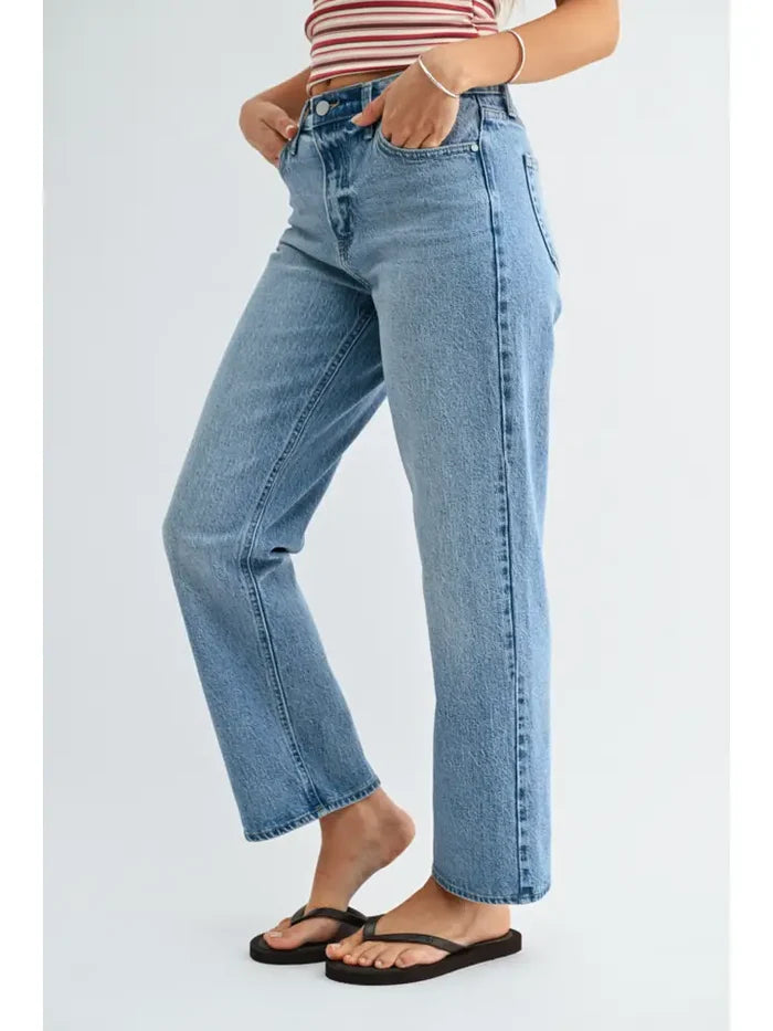Carly Classic Straight Leg - Light Denim