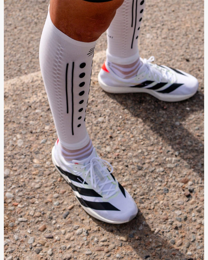 Compressport Unisex's R2 Aero 2.0 Calf Sleeves - White/Black