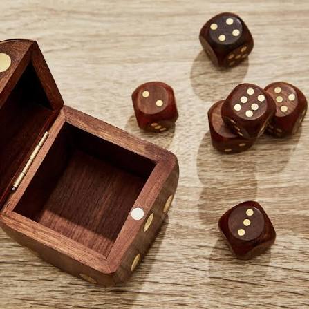 Dice Box w/ 6 Dice