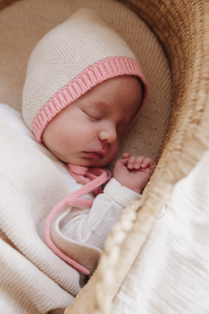 Hvid Newborn Bonnet Dolly Cream - Bubblegum