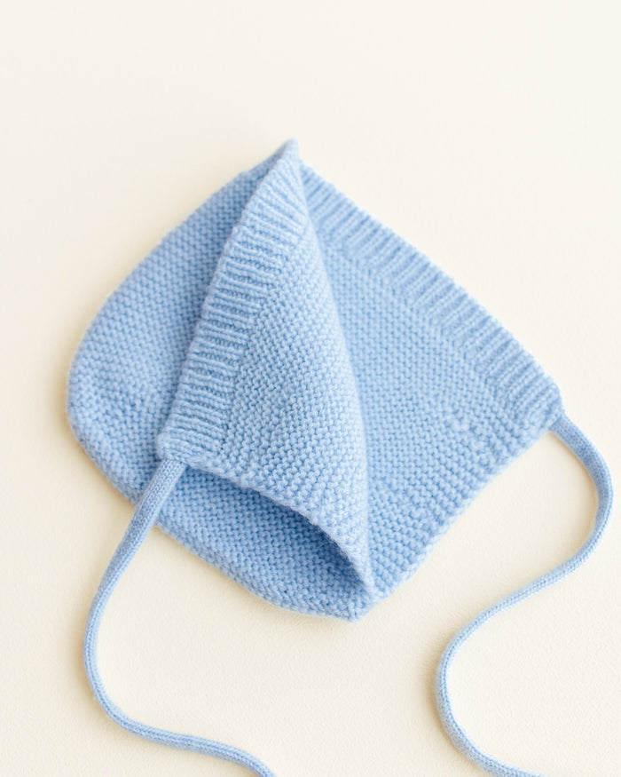 Hvid Newborn Bonnet Dolly Light Blue