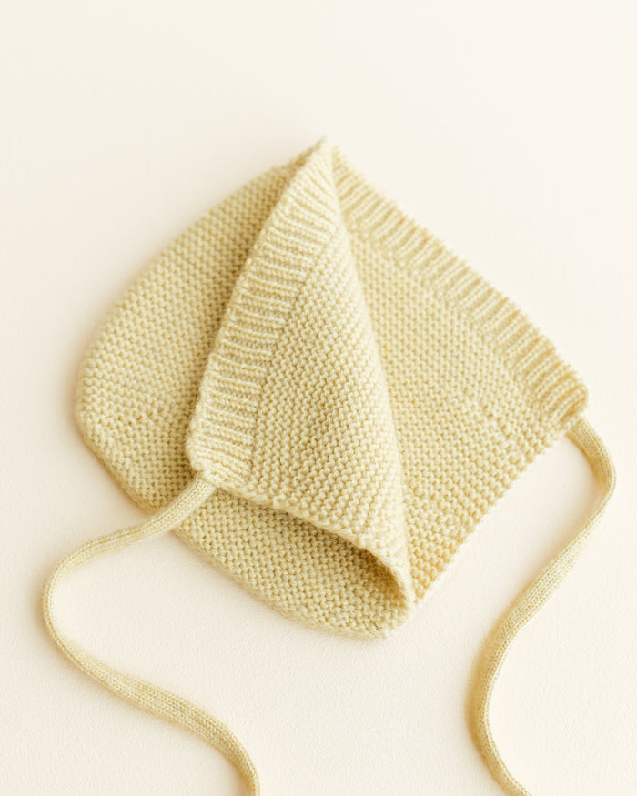 Hvid Newborn Bonnet Dolly Light Yellow