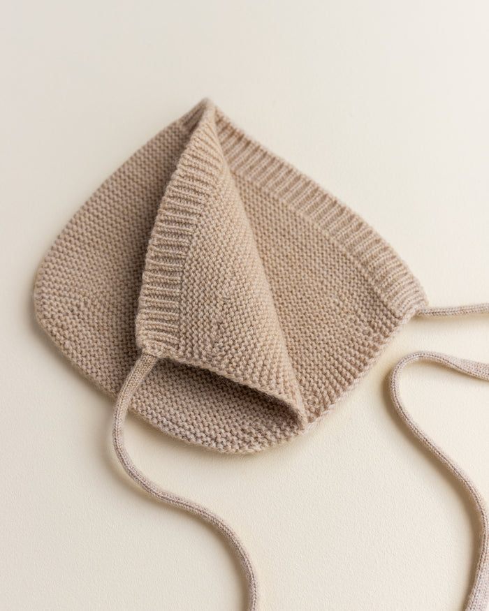 Hvid Newborn Bonnet Dolly Sand