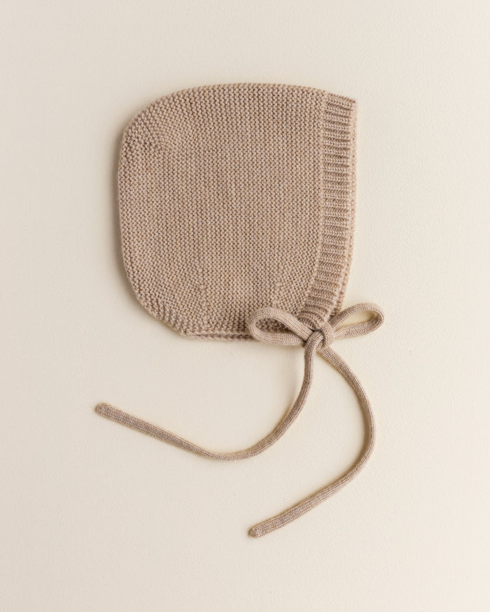 Hvid Newborn Bonnet Dolly Sand
